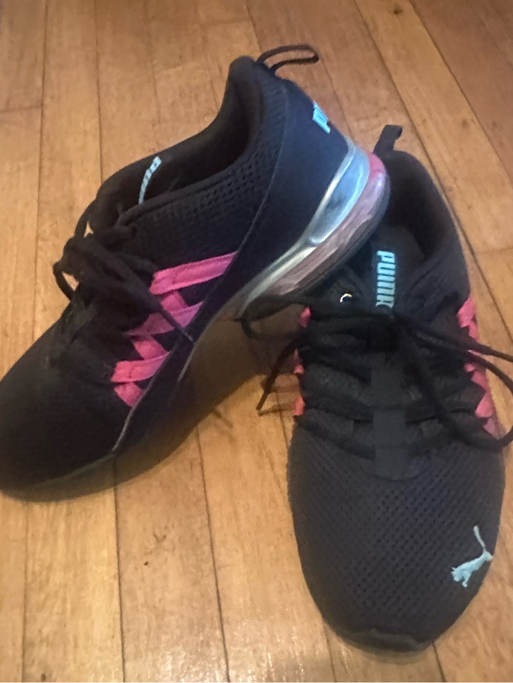 Puma Women’s Black Athletic Sneakers with Pink Accents sz 8.5